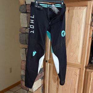 New w/out tags. Thor women’s pants 1/2 riding dirt bike pants